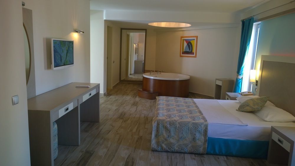 Costa Queen Suites Гюмбет Екстериор снимка